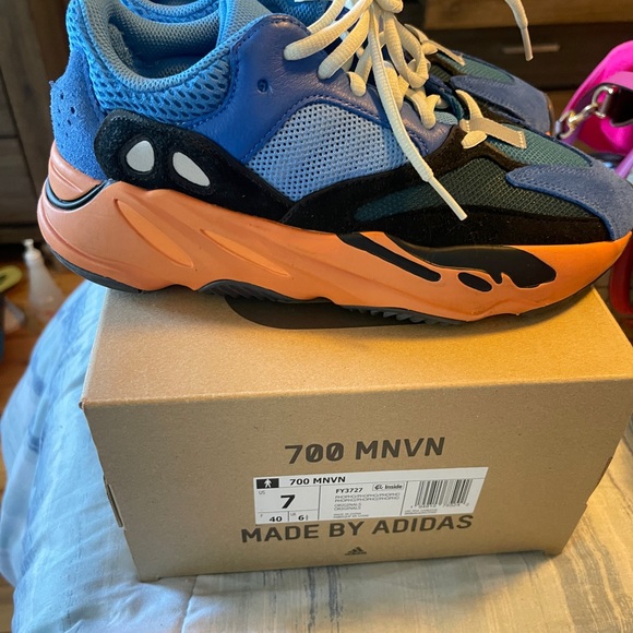 Yeezy 700 - Picture 3 of 6
